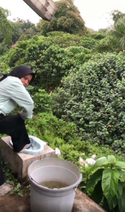 Heboh kloset jongkok di atas bukit, bawahnya jurang.