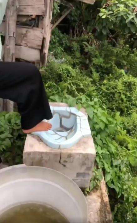 Heboh kloset jongkok di atas bukit, bawahnya jurang.