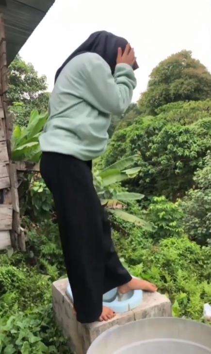Heboh kloset jongkok di atas bukit, bawahnya jurang.