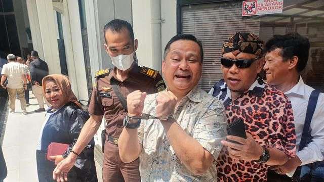 Irjen Napoleon Bonparte dalam keadaan tangan terborgol