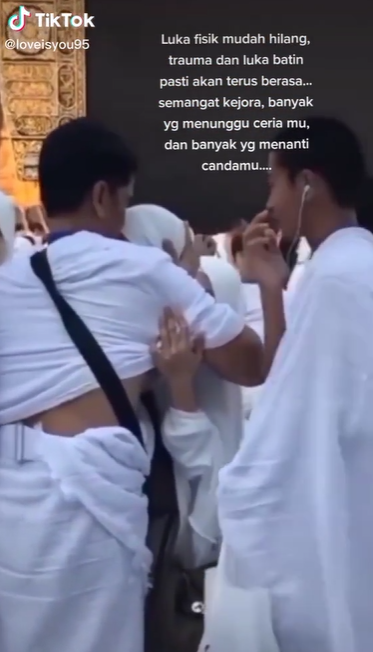 Lesti Kejora Memeluk Ayahnya di Depan Ka'bah