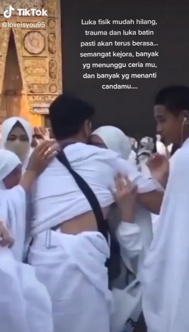 Lesti Kejora Memeluk Ayahnya di Depan Ka'bah