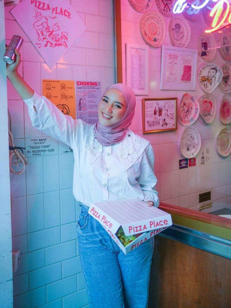 Outfit Simpel Bak ABG, Lihat Style Erica Putri
