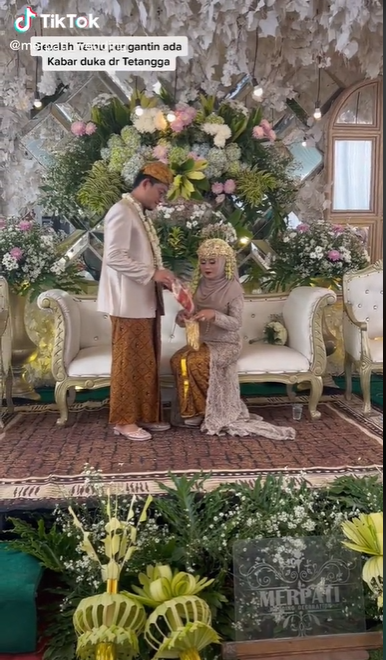 Acara Pernikahan Diterobos Keranda Acara Pernikahan Diterobos Keranda