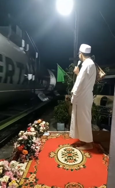 Viral Pengajian Maulid Nabi Mendadak Terhenti Gara-gara Kereta Api Lewat