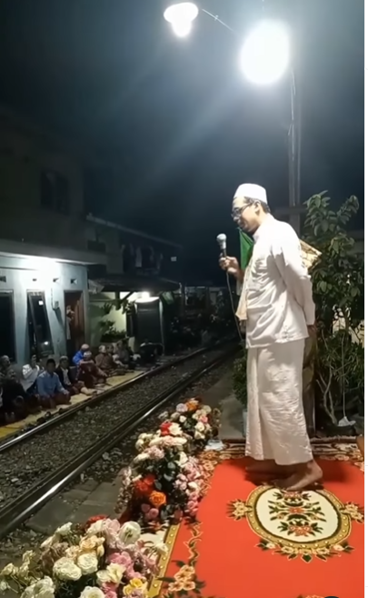 Viral Pengajian Maulid Nabi Mendadak Terhenti Gara-gara Kereta Api Lewat