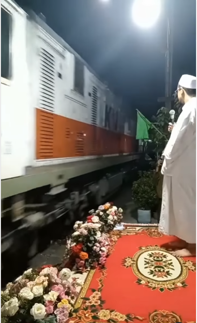 Viral Pengajian Maulid Nabi Mendadak Terhenti Gara-gara Kereta Api Lewat