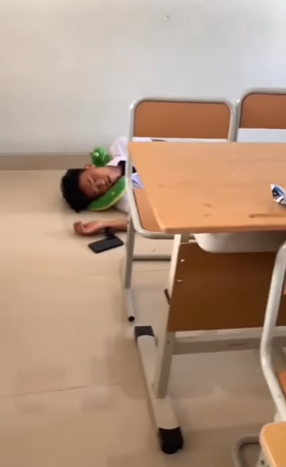 Siswa Tidur Pulas hingga Jam Pulang
