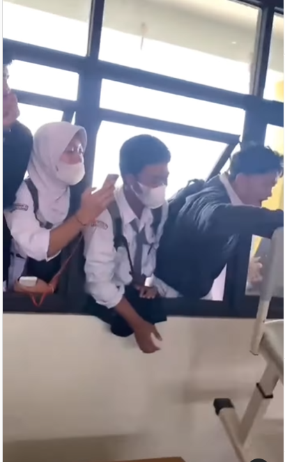 Siswa Tidur Pulas hingga Jam Pulang
