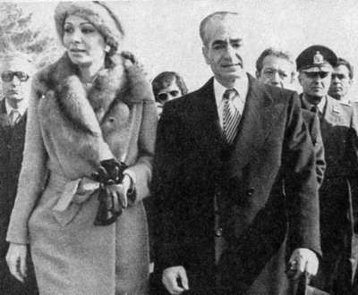 Shah Iran dan istri saat meninggalkan Iran