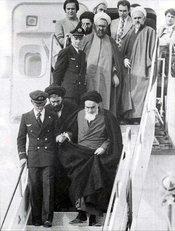 Khomeini saat kembali ke Iran