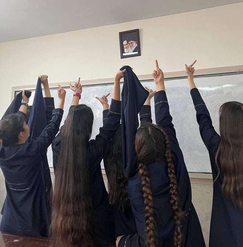 Siswi pelajar di Iran mencopot hijab mereka sebagai protes kematian Mahsa Amini
