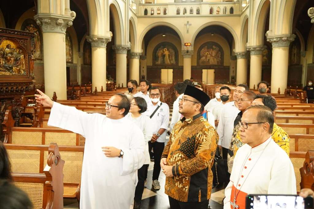 Sambangi Gereja Katedral, Menag Berikan Bantuan Rp1 Miliar