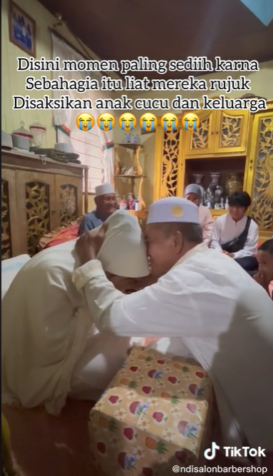 Momen Haru Pernikahan Kakek Nenek yang Rujuk Usai Cerai 16 Tahun