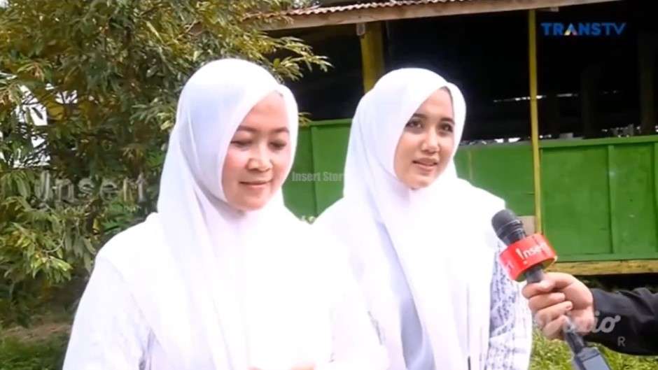 Ulfa bersama istri pertama Syekh Puji