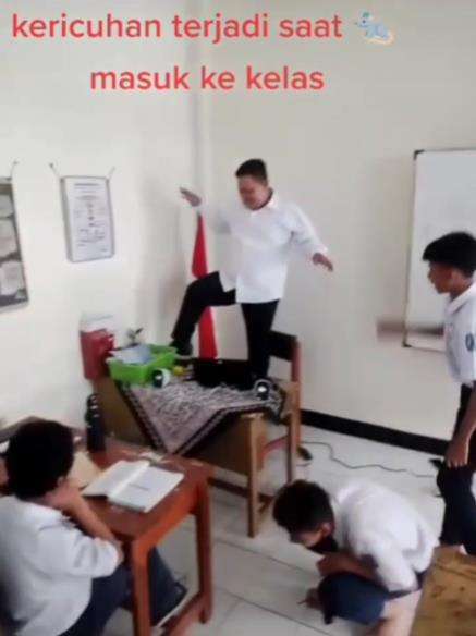 Pak guru auto cosplay jadi cicak lihat tikus di dalam kelas.