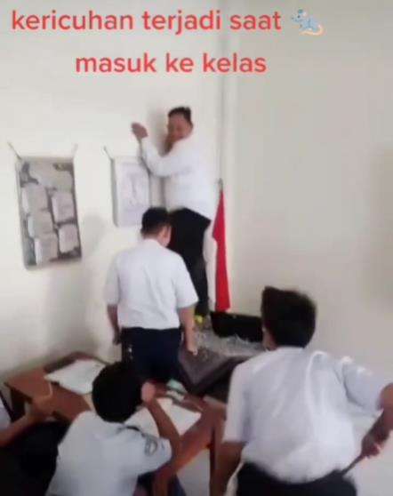 Pak guru auto cosplay jadi cicak lihat tikus di dalam kelas.