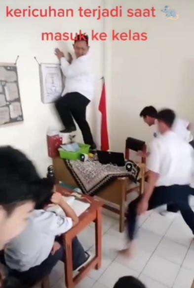 Pak guru auto cosplay jadi cicak lihat tikus di dalam kelas.