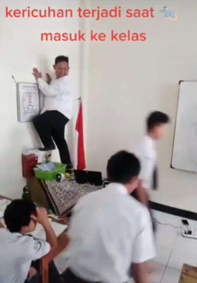 Pak guru auto cosplay jadi cicak lihat tikus di dalam kelas.