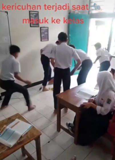 Pak guru auto cosplay jadi cicak lihat tikus di dalam kelas.