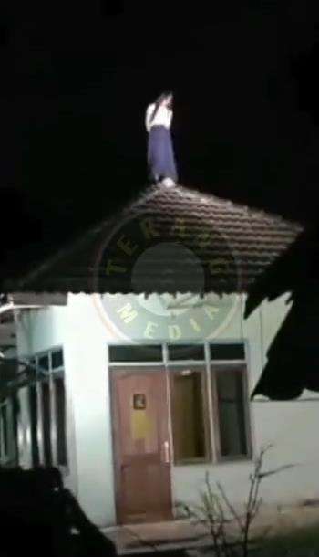 Heboh wanita diduga kesurupan kuntilanak terbang dan hingga di genteng rumah.