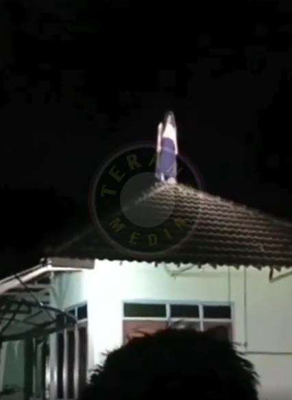 Heboh wanita diduga kesurupan kuntilanak terbang dan hingga di genteng rumah.