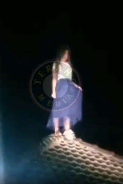 Heboh wanita diduga kesurupan kuntilanak terbang dan hingga di genteng rumah.