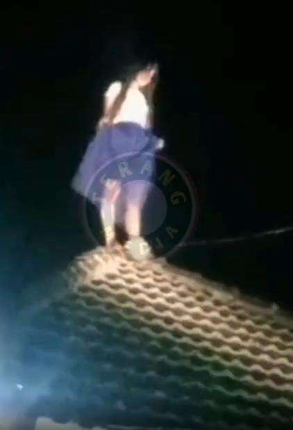 Heboh wanita diduga kesurupan kuntilanak terbang dan hingga di genteng rumah.
