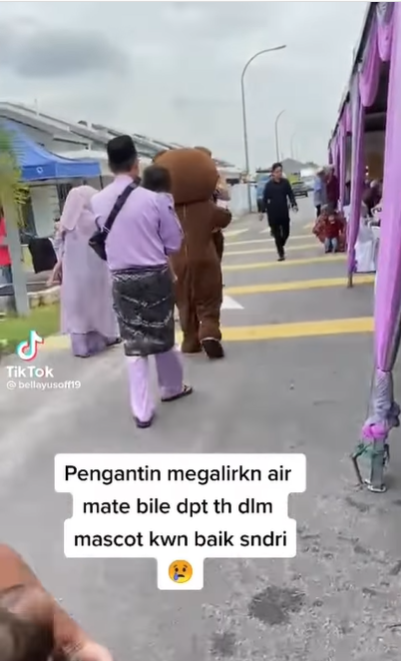 Orang Berkostum Beruang Kejutkan Pengantin di Tengah Pernikahan, Mempelai Wanita Nangis Lihat Sosoknya
