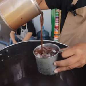 Usaha es cocol cokelat milik Faqih.