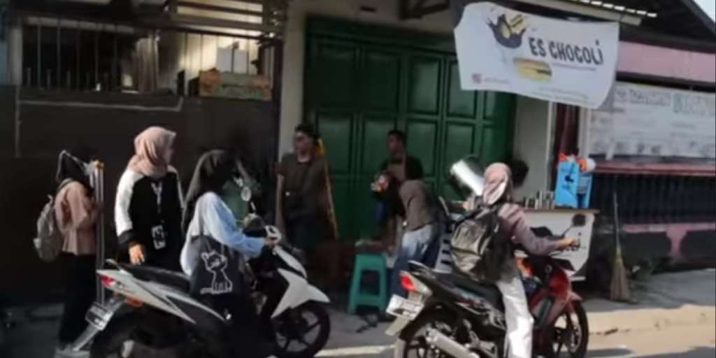 Usaha es cocol cokelat milik Faqih.
