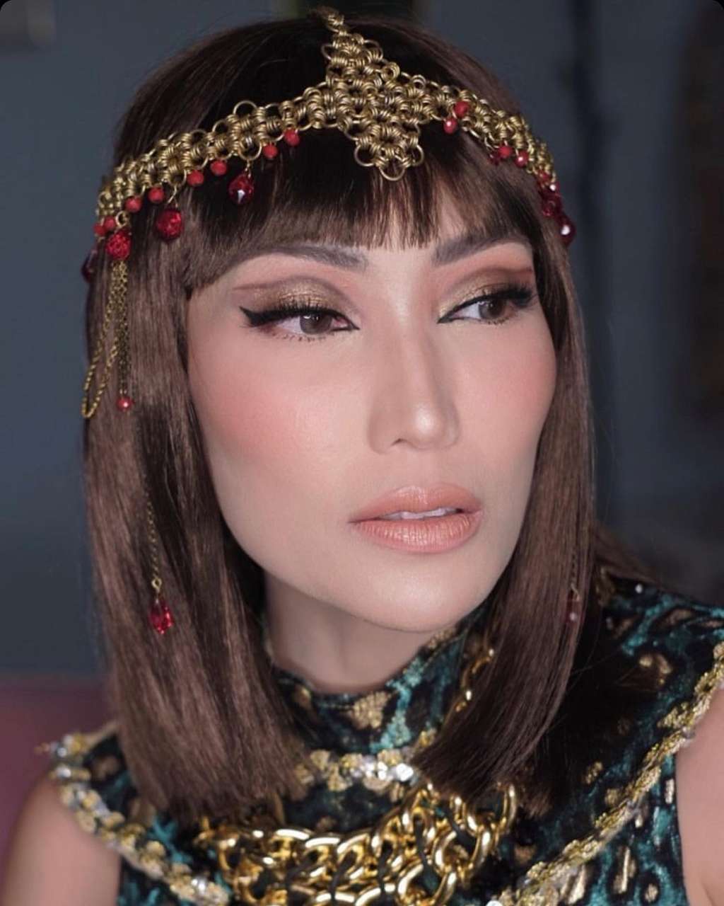 Gaya Makeup Cleopatra di Wajah Ayu Dewi