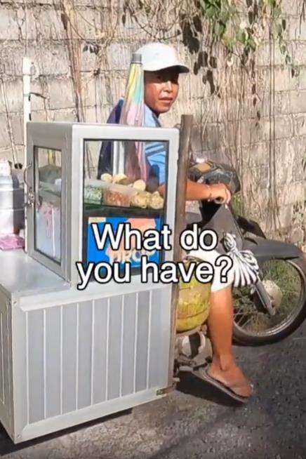 Bule cantik coba bakso keliling pertama kali di Bali.