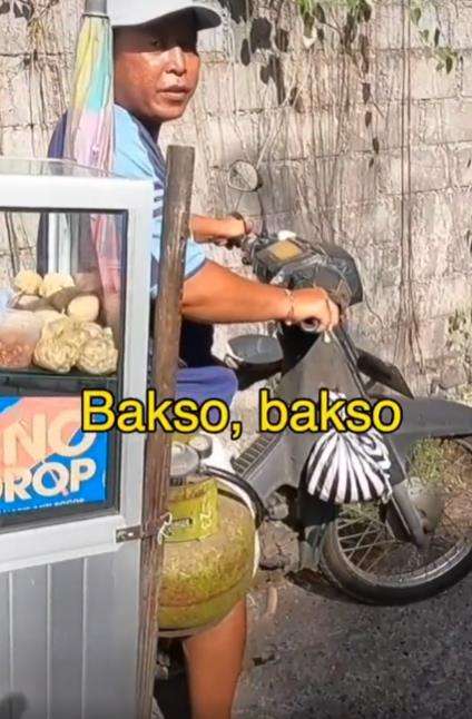 Bule cantik coba bakso keliling pertama kali di Bali.