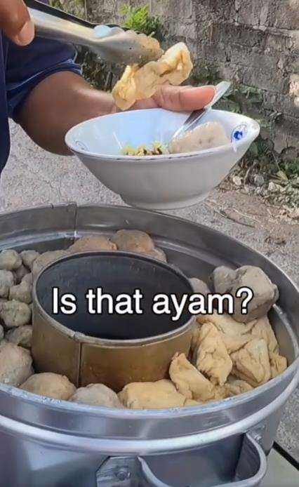 Bule cantik coba bakso keliling pertama kali di Bali.