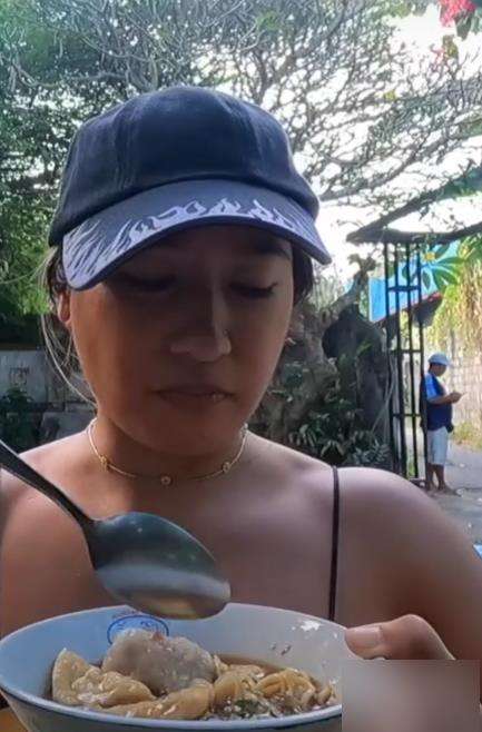 Bule cantik coba bakso keliling pertama kali di Bali.