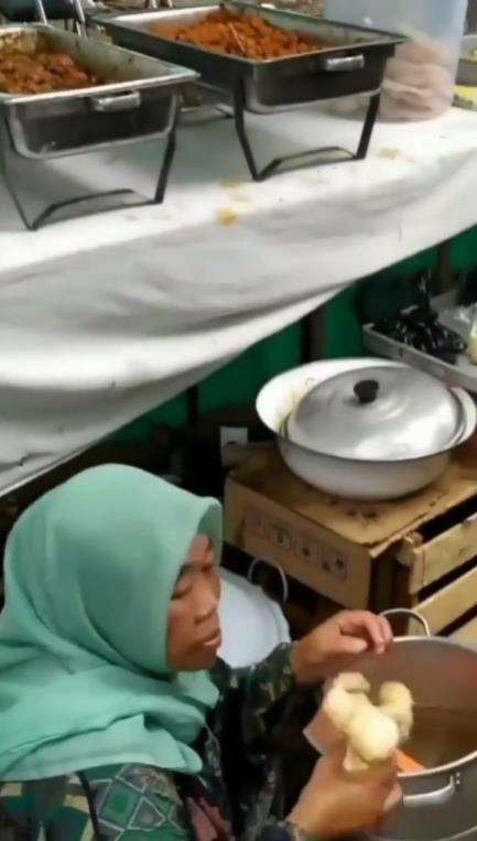 Aksi tak terduga emak-emak di acara resepsi pernikahan.