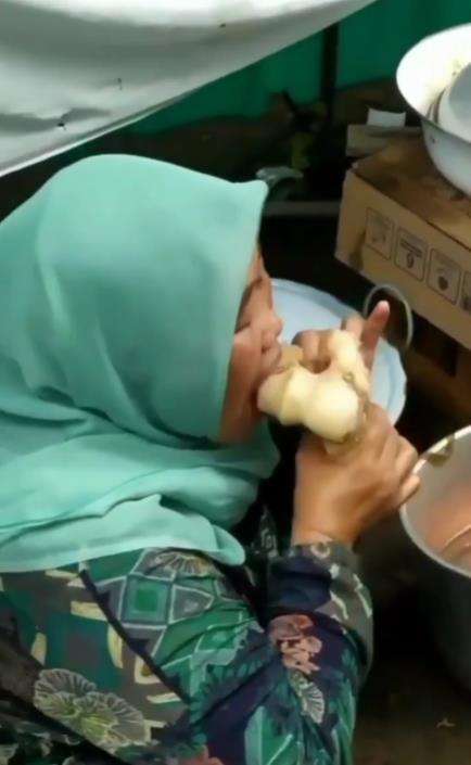 Aksi tak terduga emak-emak di acara resepsi pernikahan.