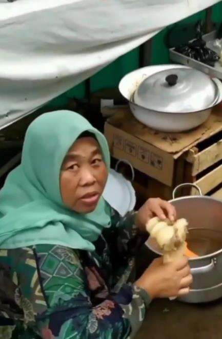 Aksi tak terduga emak-emak di acara resepsi pernikahan.