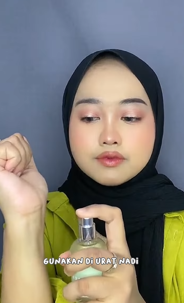 Memakai Parfum