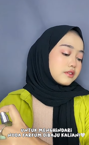 Memakai Parfum