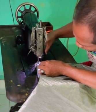 bapak penjual terpal