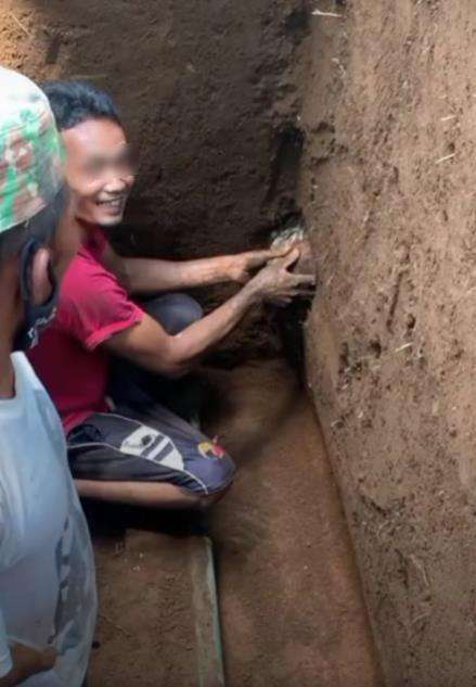 Penggali kubur temukan kepala keluar dari makam sebelah.