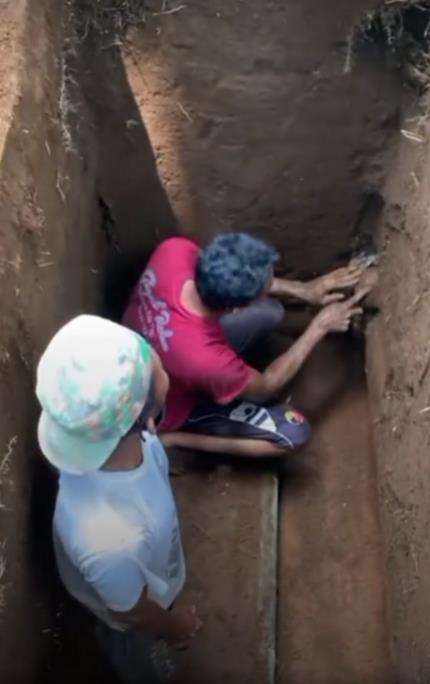 Penggali kubur temukan kepala keluar dari makam sebelah.