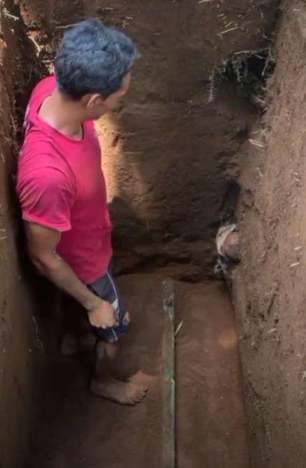 Penggali kubur temukan kepala keluar dari makam sebelah.