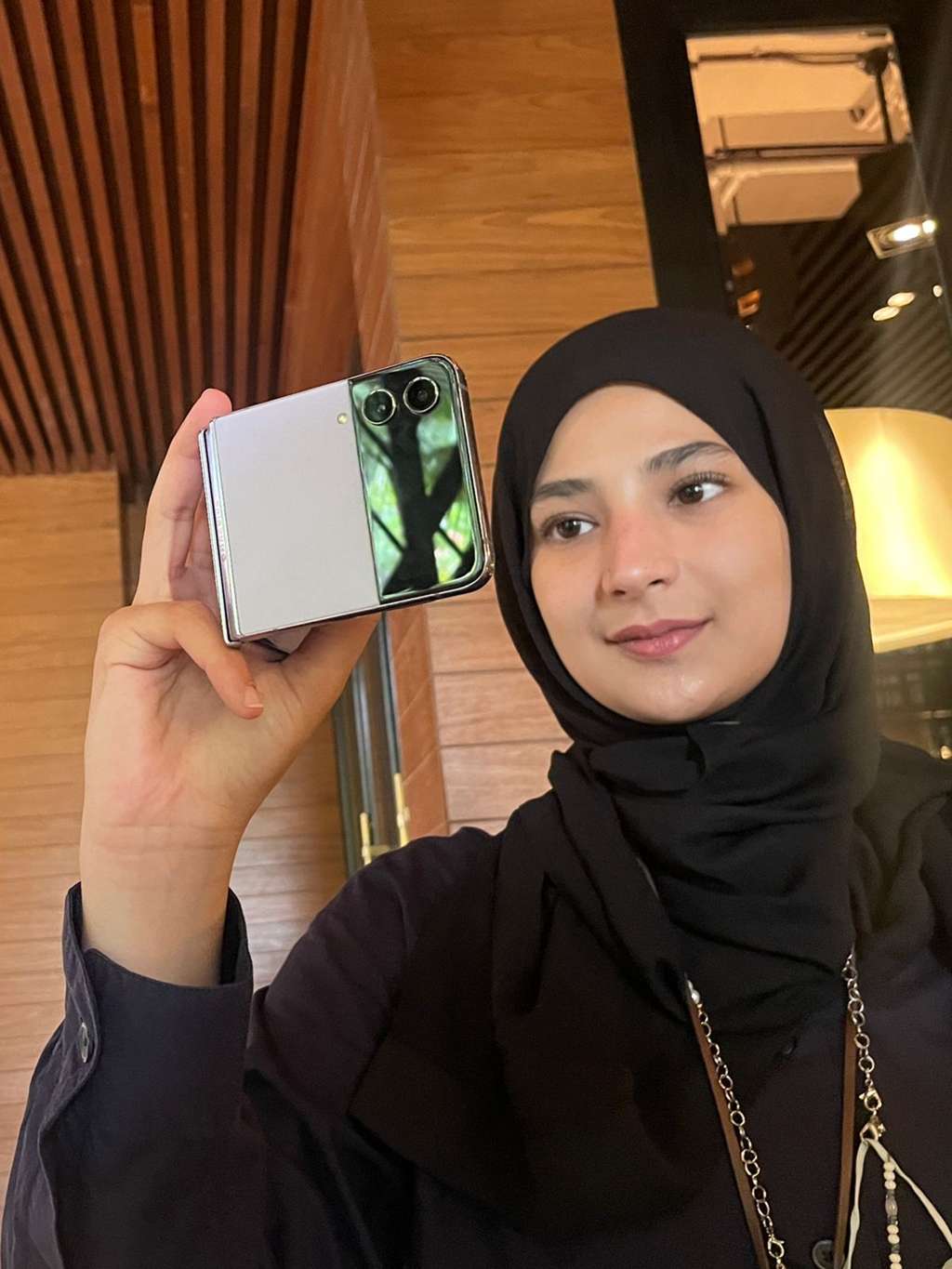 Tips Bikin Konten Kece Pakai Handphone Lipat Saat Traveling