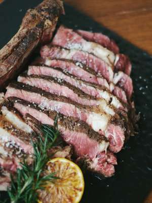 Salah satu menu steak di Hutan Hujan Grill & Kitchen.