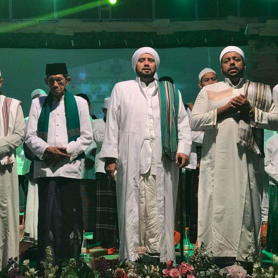Hukum Membaca Doa Maulid Barzanji Sambil Berdiri