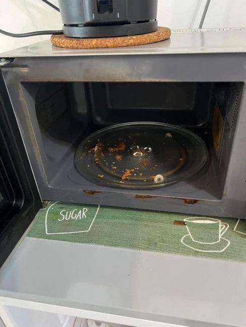 Tamu tinggalkan microwave kotor penuh sisa makanan.