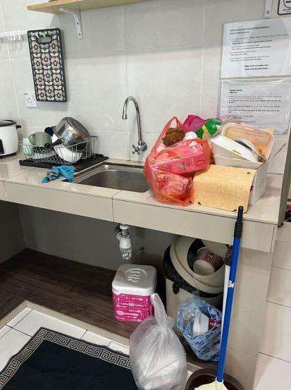 Bersihkan apartemen, syok begitu tahu kondisinya kayak kapal pecah.